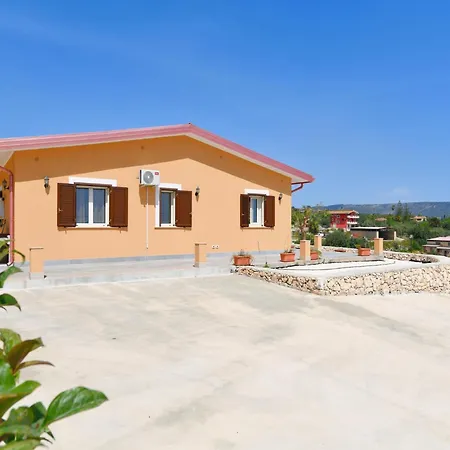 8-person With Private Pool In Casa vacanze Floridia