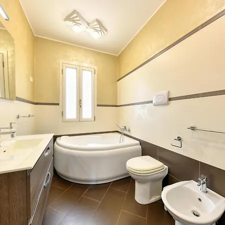 8-person With Private Pool In Floridia