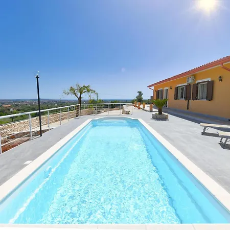 8-person With Private Pool In Casa vacanze